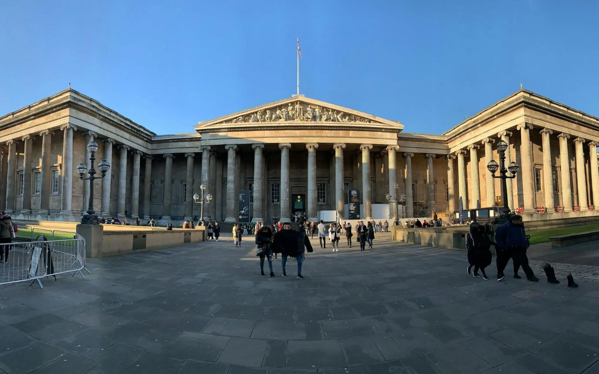 Façade d'un grand musée historique au crépuscule, décor des parcours de visite gamifiés Hunting Town Studio